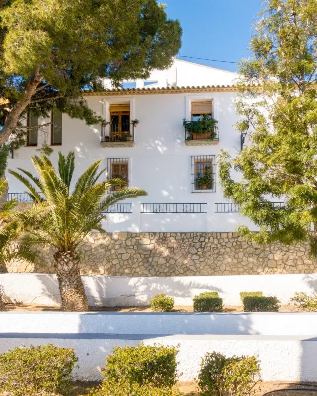 Luxusvilla mit gepflegten Palmen und Poolbereich